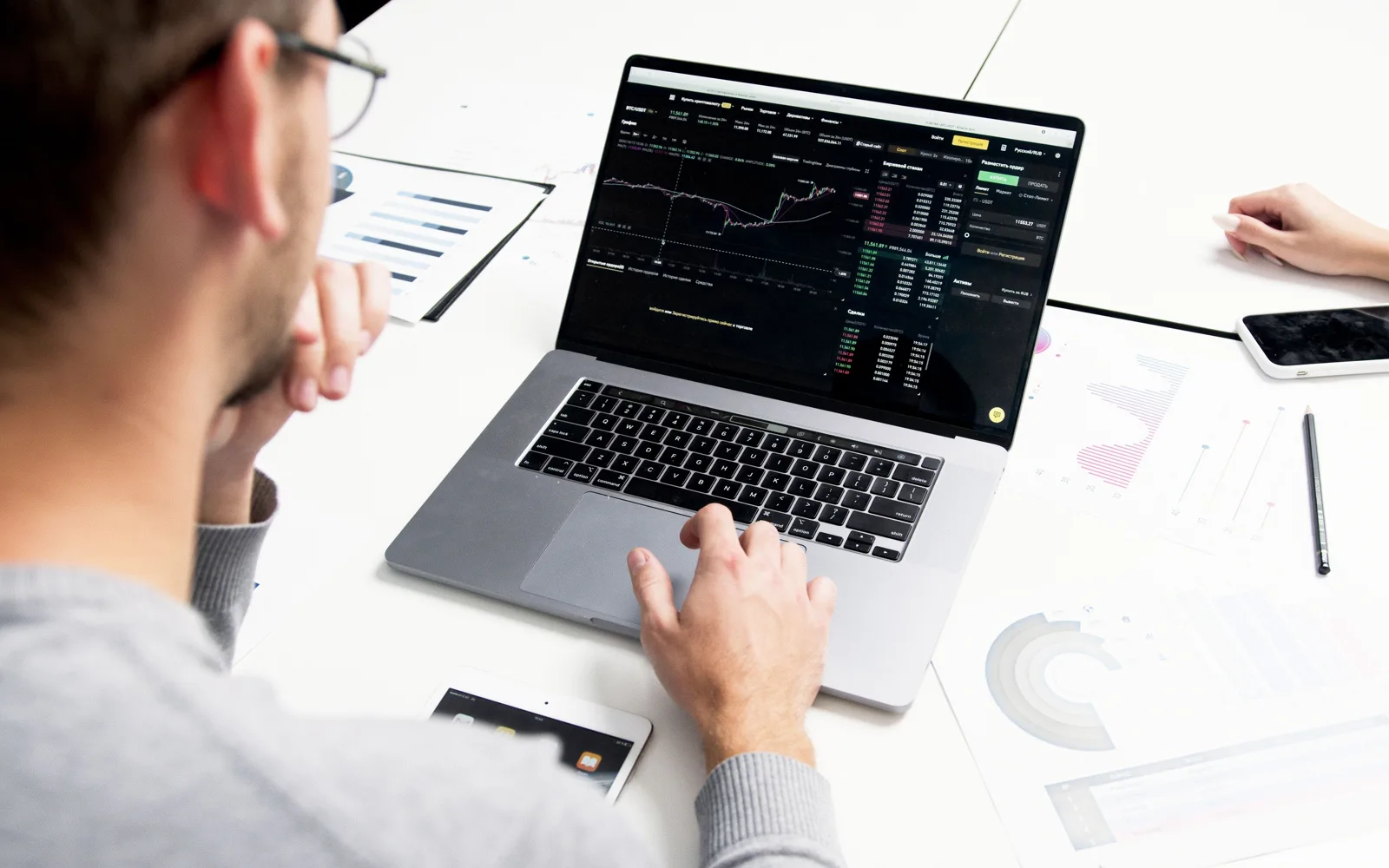 Une séance de travail sur un plan marketing dans un bureau clair